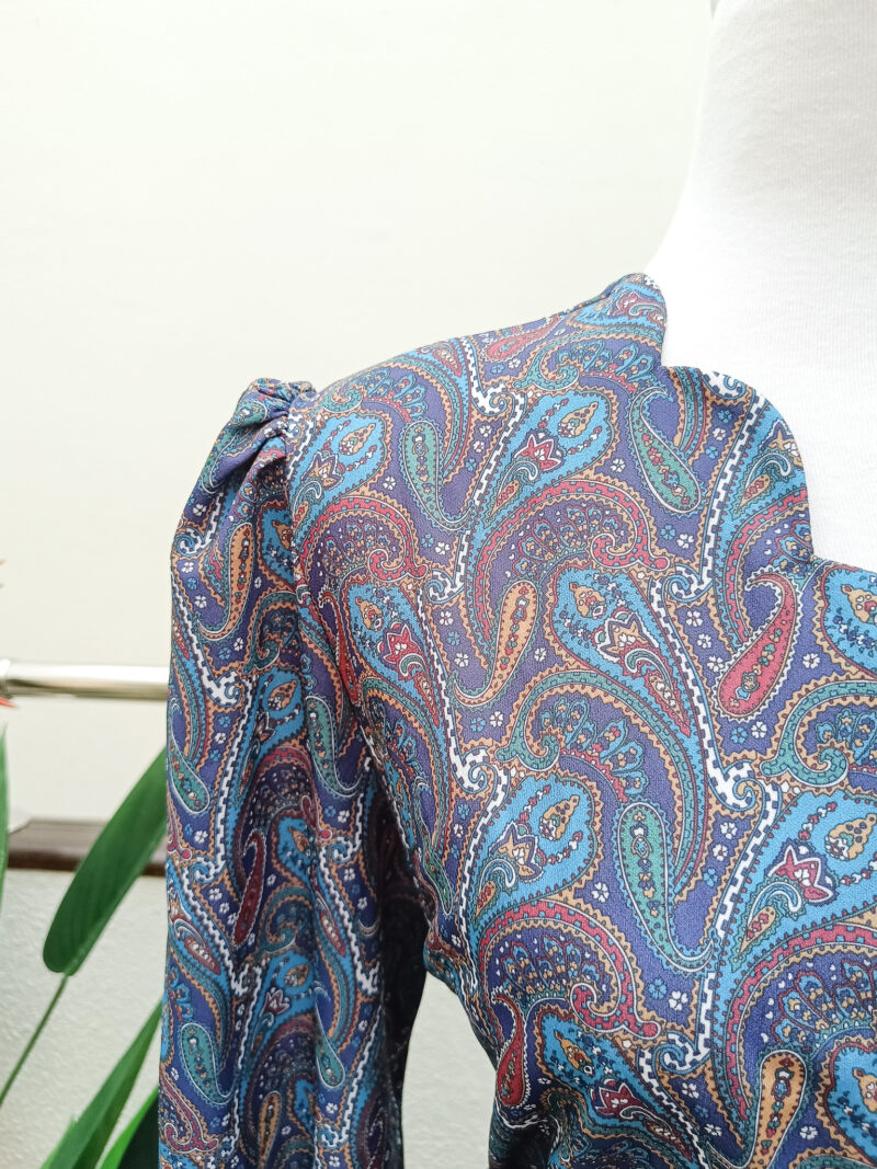 Vintage 80s paisley print puff sleeve midi dress with belt. - Image 5