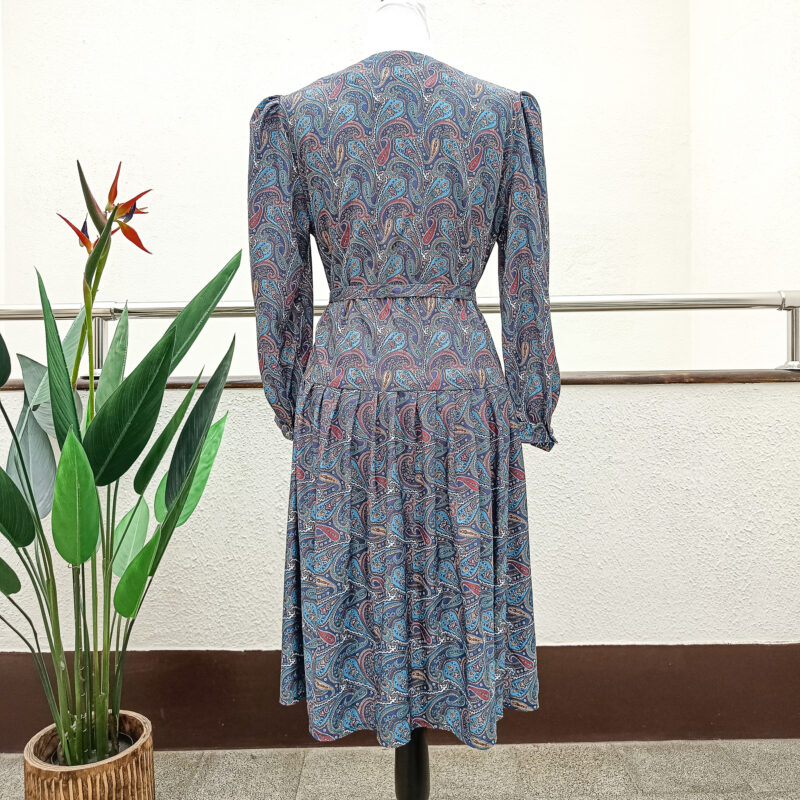 Vintage 80s paisley print puff sleeve midi dress with belt. - Image 9