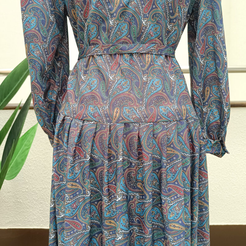 Vintage 80s paisley print puff sleeve midi dress with belt. - Image 10