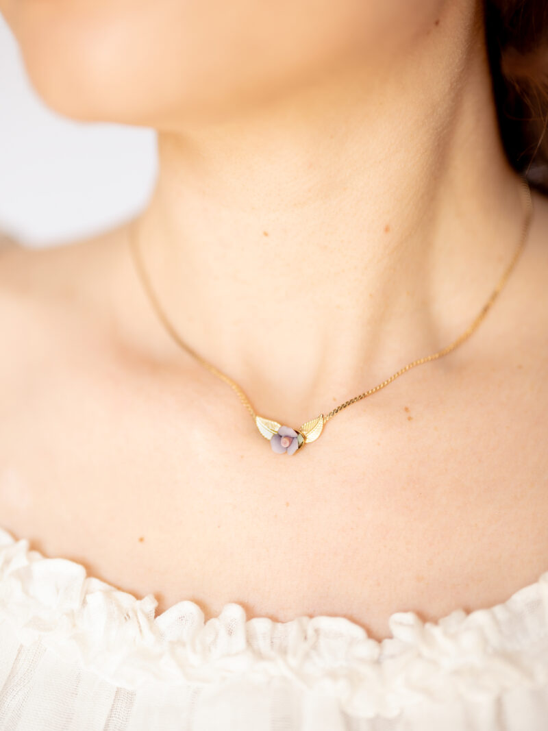 Lady-neckline-wearing-a-dainty-gold-plated-snake-chain-choker-necklace with-pastel-porcelain rose-and-tiny-gold-leaves.